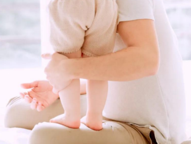 福馨孕产期小贴士：新生儿每天抱多久比较好？新手妈妈这些要知道